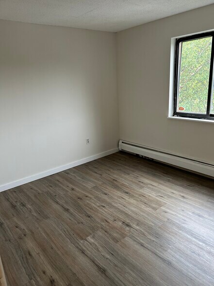 Building Photo - 1495 Bodwell Rd