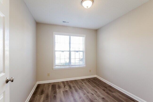 Building Photo - 4009 Beaverbrook Dr