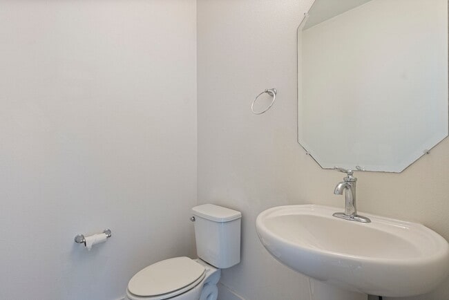 Building Photo - Beautiful 2 bedroom, 1.5 bathroom home in East Austin!!!