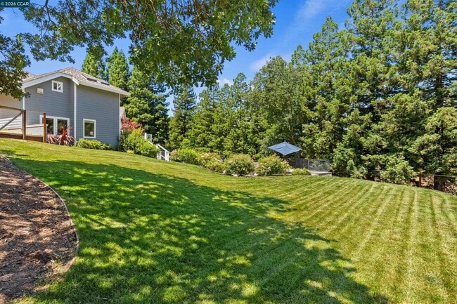 Building Photo - 2324 Saddleback Dr