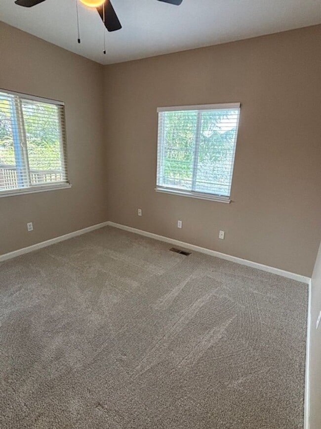 Building Photo - Three bed, two bath unit conveniently located off of Bell Road!