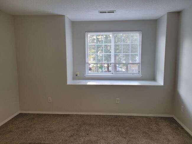 Building Photo - Beautiful 3 bedroom 2.5 bath home with lar...
