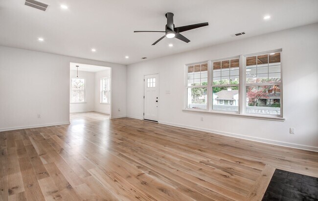 Building Photo - Elegant Midtown Memphis Single-Family Home...
