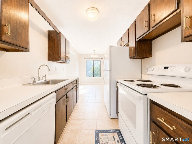 Building Photo - 10 Woodsedge Dr