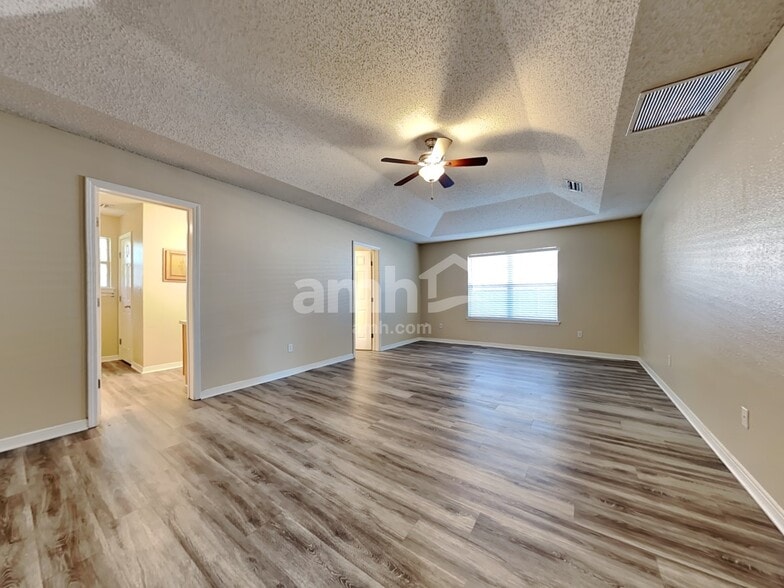 Building Photo - 9215 Hawkeye Dr