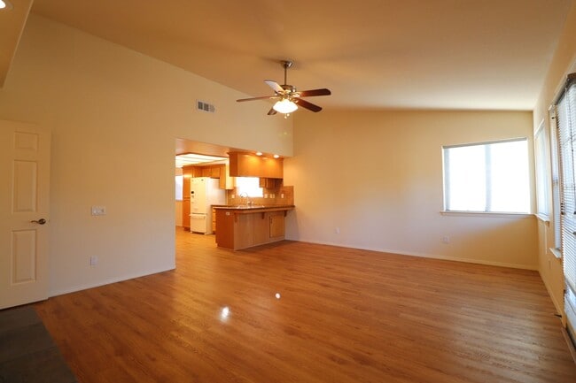 Building Photo - Lovely Mesa Oaks Four Bedroom