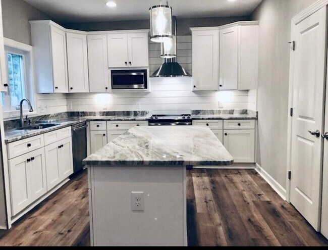 Building Photo - Stunning Home in Rose Hill!