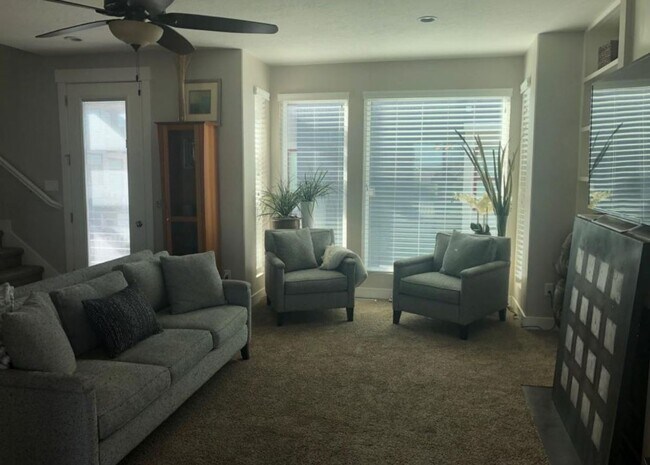Building Photo - Beautiful 3 Bedroom Townhome in Daybreak!