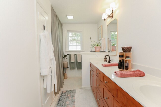 Building Photo - Charming 2BR in Historic Home – Bright, Sp...