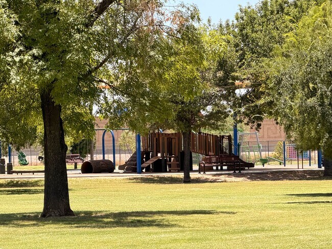 Building Photo - 718 E Manhatton Dr