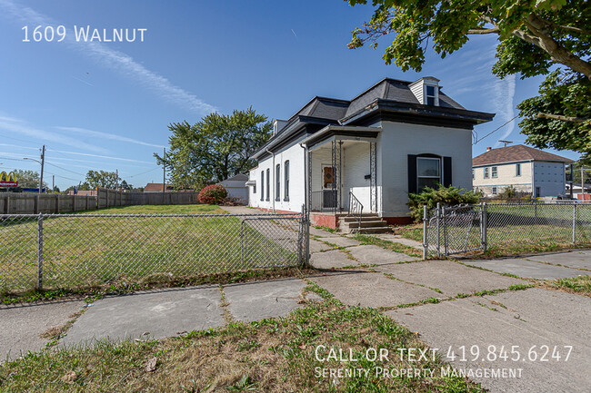 Building Photo - Merry and Bright! This Home Is Just Right!...