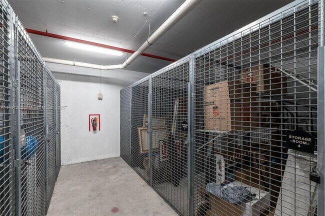 Building Photo - 2030 Douglas Rd
