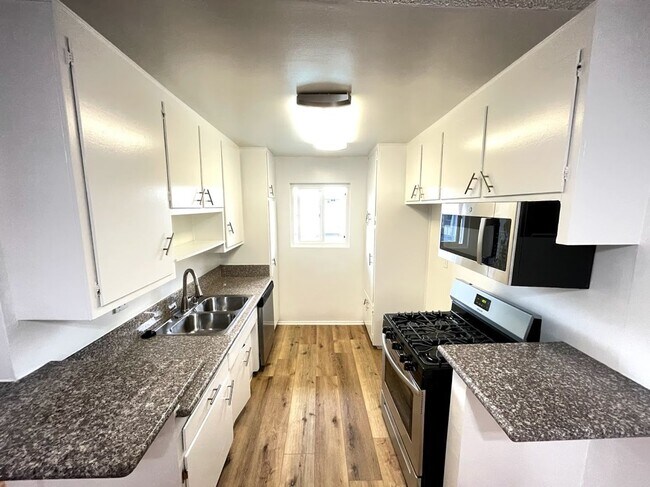Interior Photo - 5715 Vineland Ave