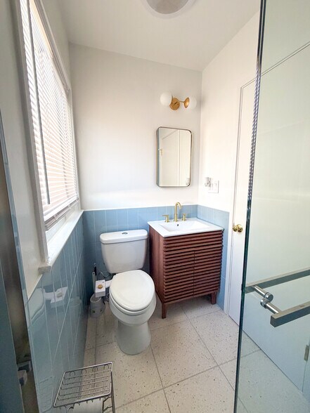 Building Photo - 925 Park Paseo