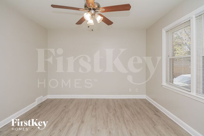 Building Photo - 8912 S Sacramento Ave