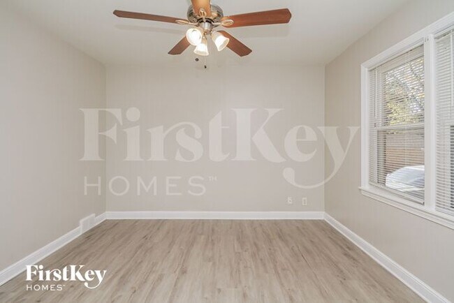 Building Photo - 8912 S Sacramento Ave