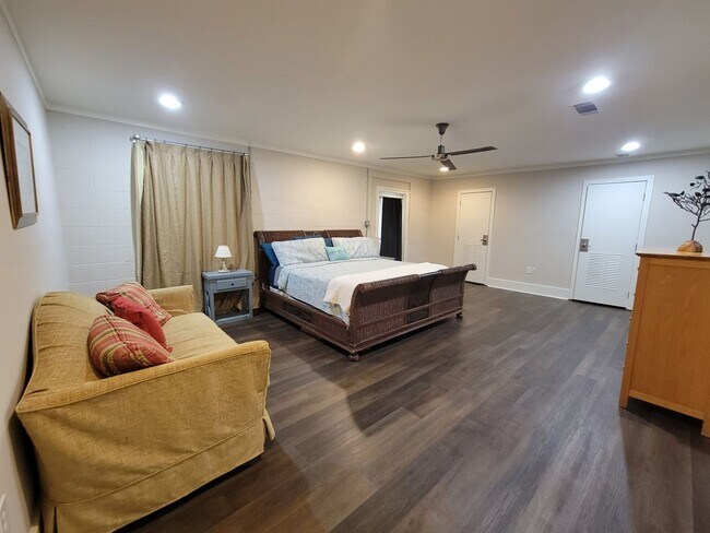 Building Photo - Spacious and newly renovated 3 bed 2 bath ...