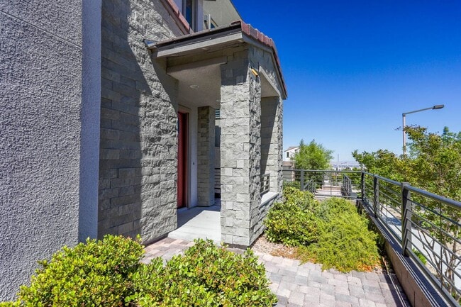 Building Photo - Summerlin Beauty With Bed and Bath On 1st Floor