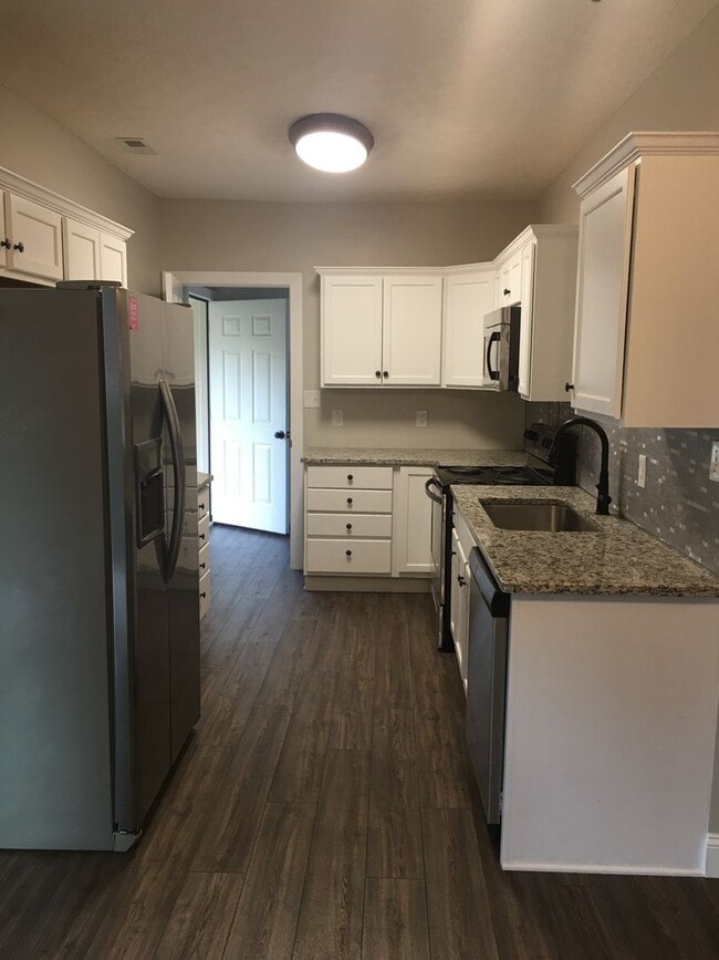 Building Photo - Three Bedroom Two Bath Home in the up and Coming Town of Hurricane