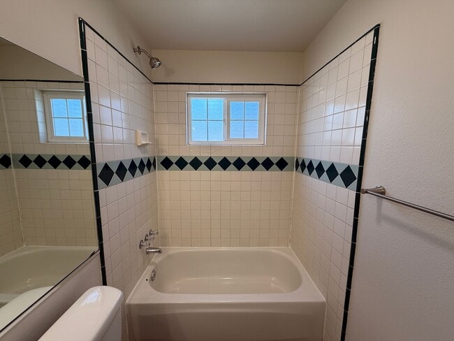 Building Photo - Updated single story near shopping and fre...
