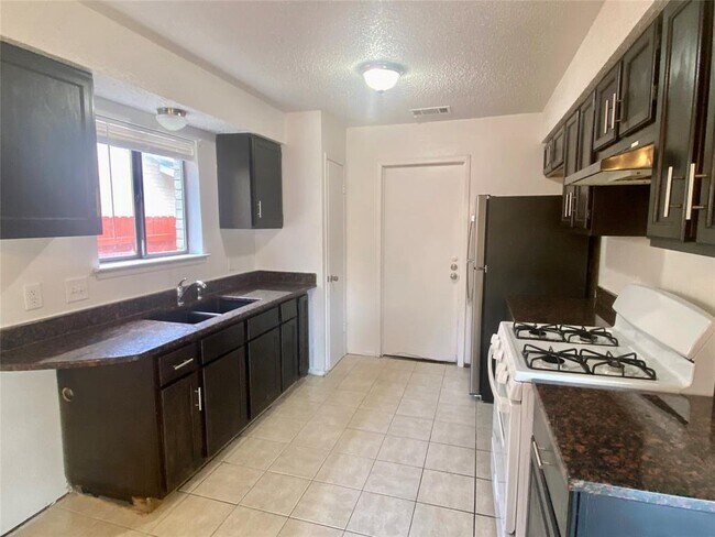 Building Photo - 1202 Meadgreen Dr