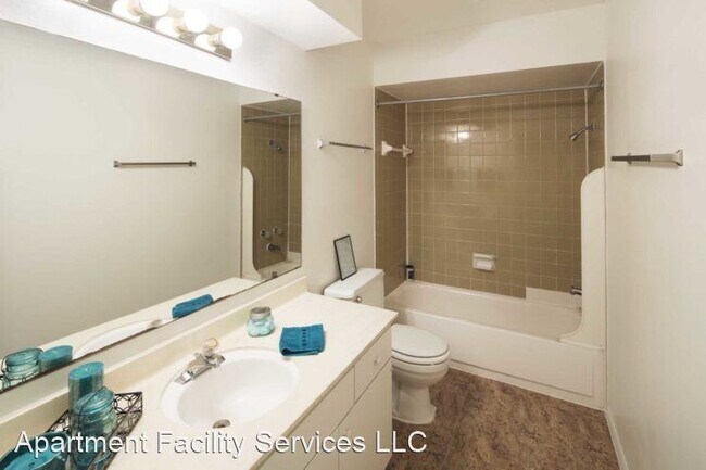 Building Photo - 3248 S Lakewood Ave