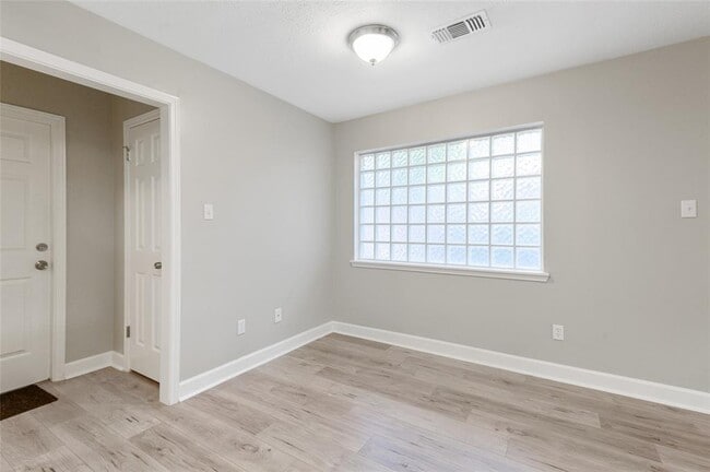 Building Photo - 10335 Emerald Oaks Dr