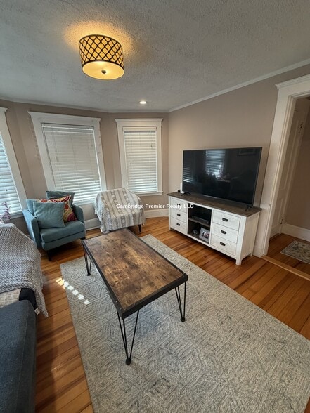 Building Photo - 538 Main St