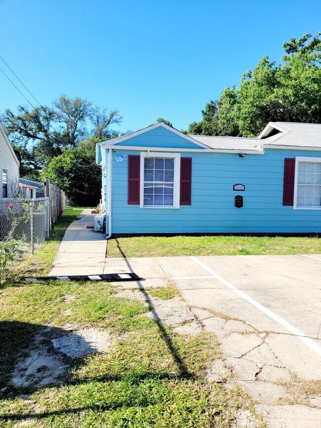 Building Photo - 3 bedroom home with Electric included