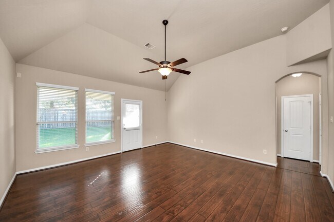 Building Photo - 3115 Lake Dr