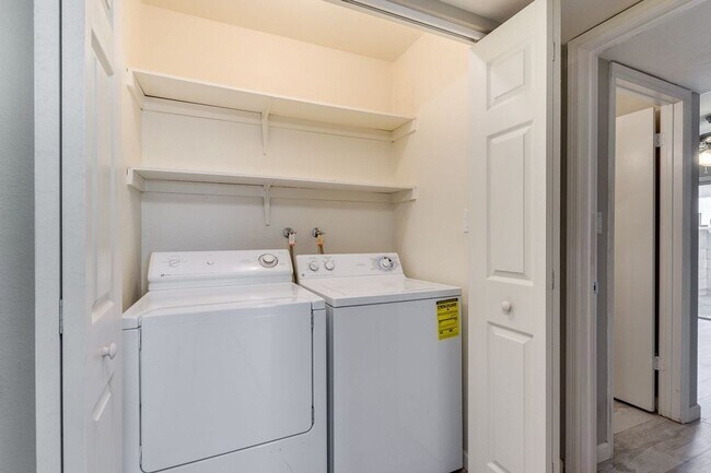 Building Photo - Modern 3 BD 2 BA Home on Mesa/Chandler/Tempe Border!