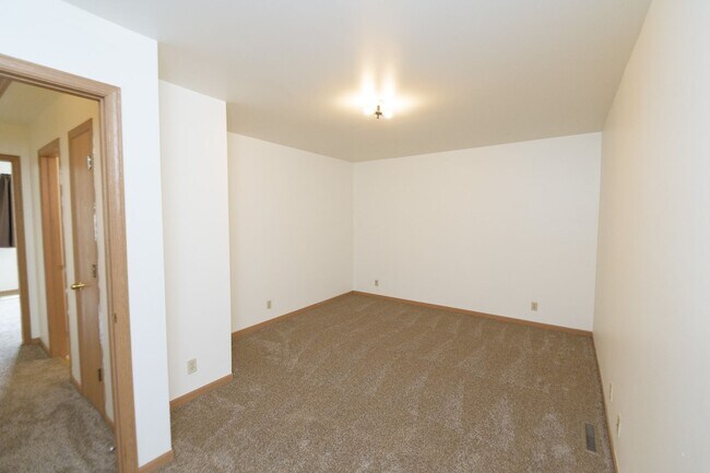 Building Photo - 2 bed 1.5 bath Townhouse in Chesterton