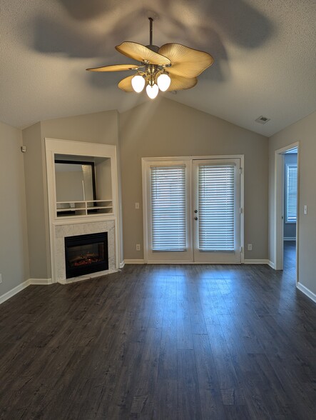 Livingroom - 5004 Hunters Trail