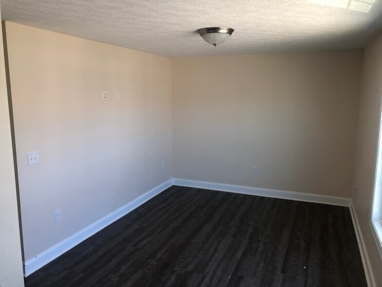 Building Photo - 645 Twisted Oak Dr NW