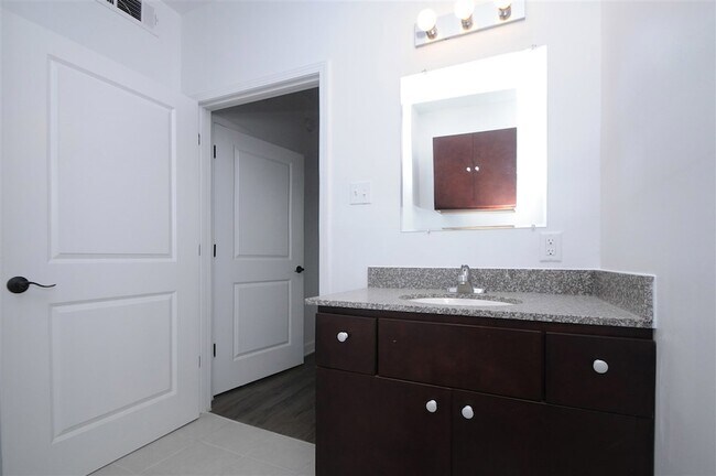 Building Photo - 528 E Parkway N Unit 15