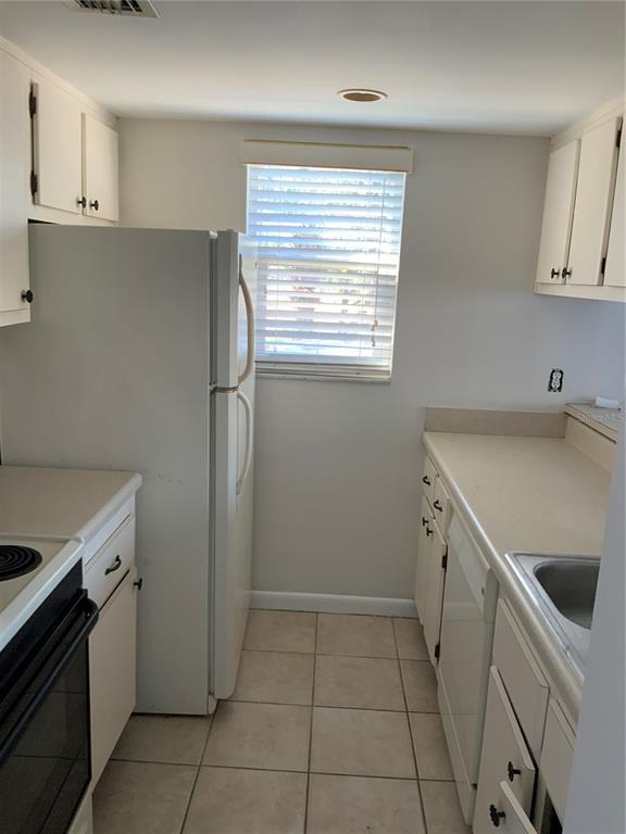 Building Photo - 2525 W Bay Dr