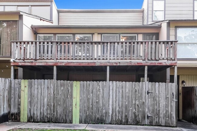 Building Photo - 2 Lakeway St