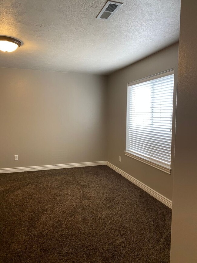 Building Photo - 3 Bedroom, 1.5 Bath Townhome in the Meadows!