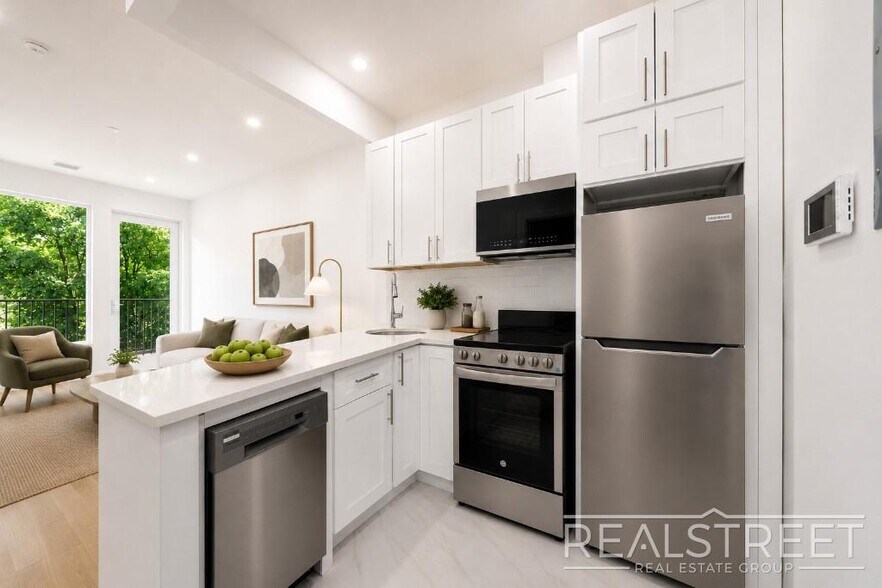 Building Photo - 2 Bed/ 2 Bath Penthouse Private roof deck