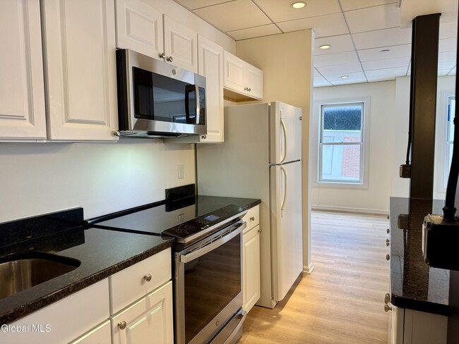 Building Photo - 433 Broadway