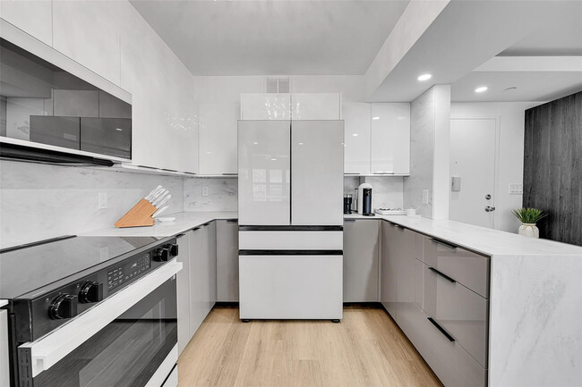 Building Photo - 405 N Ocean Blvd