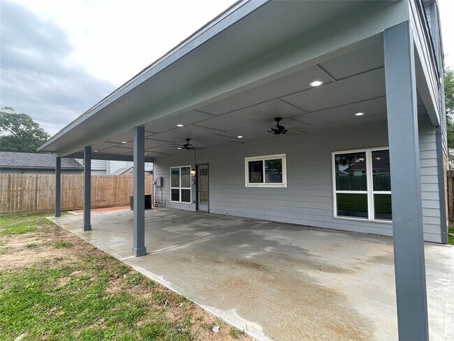 Building Photo - 2528 Sawyer Dr