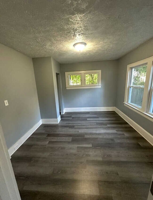 Building Photo - 4 Bed / 1 Bath Updated Floors & First-Floor Bedroom!