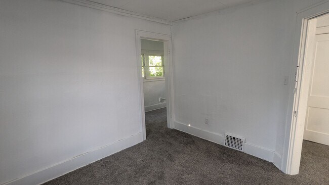 Building Photo - 711 Roselawn Ave