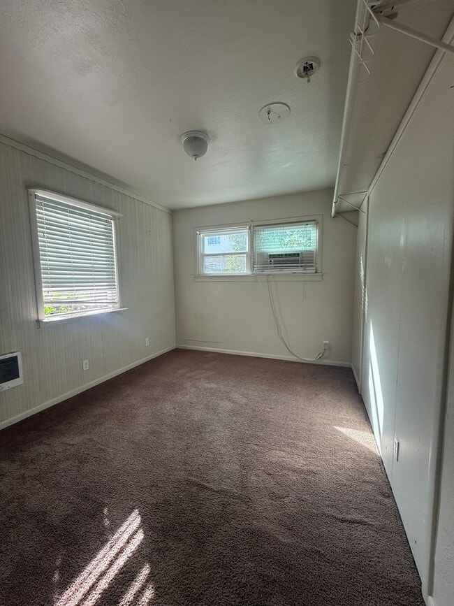 Building Photo - Large Home steps from UCD!-December Rent Free