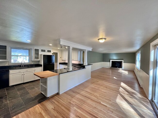 Primary Photo - Portsmouth Beautiful Single Family Home $3...