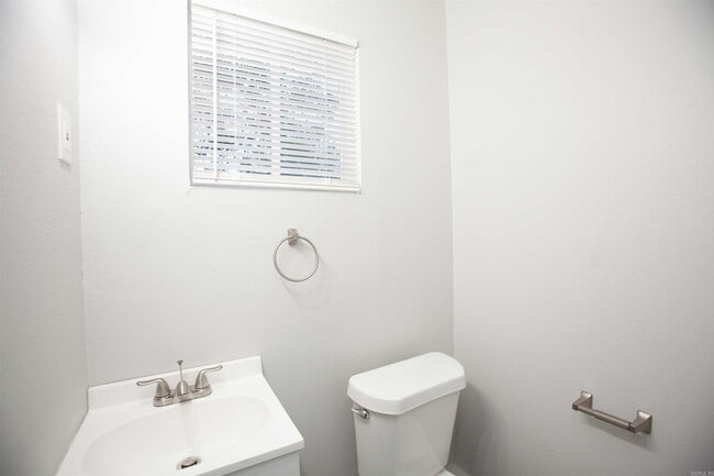 Building Photo - 5008 Lynch Dr