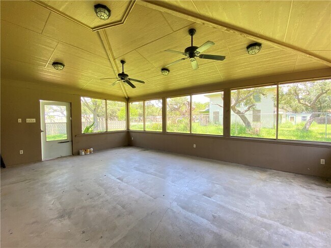 Building Photo - 536 W Yoakum Ave