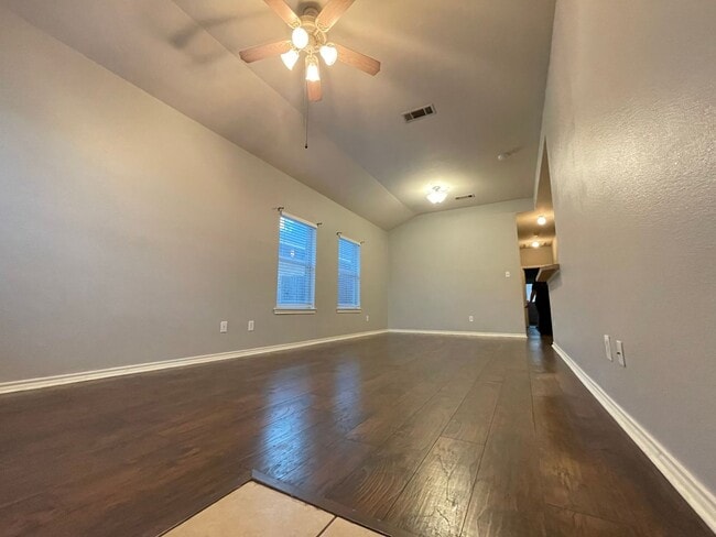 Building Photo - 3/2 Duplex with Garage