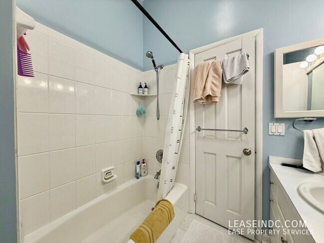 Building Photo - 6424 Hollins Dr